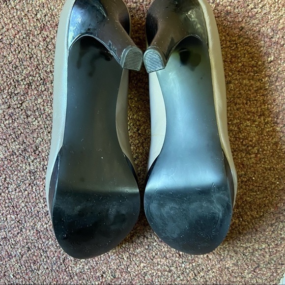 TAHARI in taupe and black tall heels with fabulous lines. Great looking shoe! - Picture 7 of 8